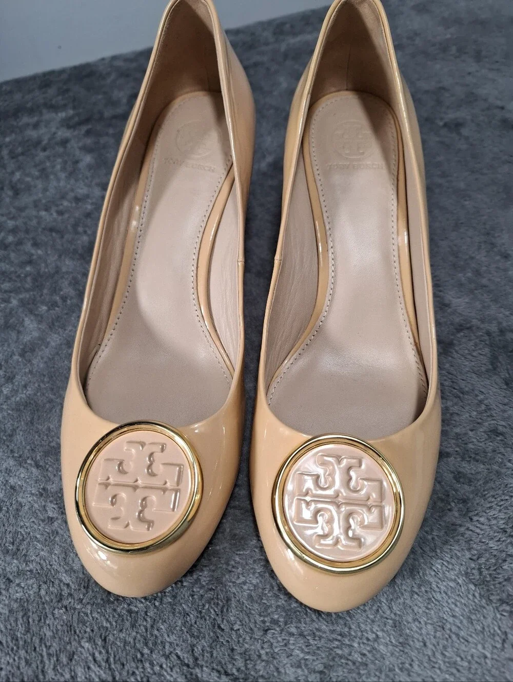 Tory Burch Blush Patent Leather Pumps with Gold Logo Medallion Sz 8.5